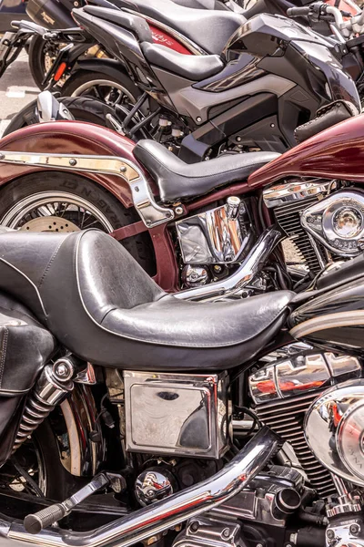Vertikal Bild Moderna Klassiska Motorcyklar Gata — Stockfoto