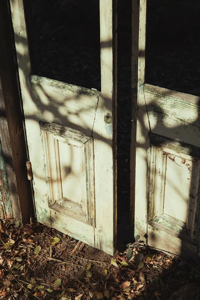 Ένα Κάθετο Πλάνο Μιας Παλιάς Λευκής Ξύλινης Πόρτας Ενός Εγκαταλελειμμένου — Φωτογραφία Αρχείου