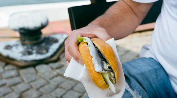 Zbliżenie Ujęcia Hamburgera Rybą Ręku Samca — Zdjęcie stockowe