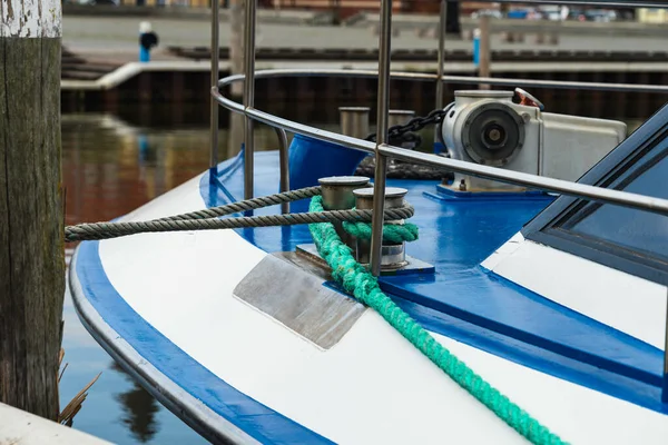 Primer Plano Fragmento Cubierta Yate Muelle Puerto Día Soleado — Foto de Stock