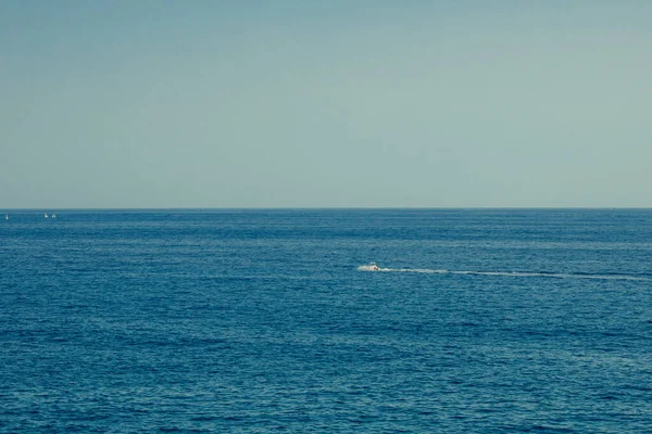 Een Schilderachtig Uitzicht Een Boot Die Oceaan Zwemt — Stockfoto