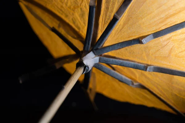 Guarda Chuva Amarelo Fundo Preto — Fotografia de Stock