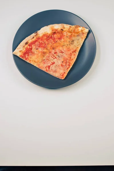 Piatto Con Una Fetta Pizza Isolata Uno Sfondo Bianco Spazio — Foto Stock