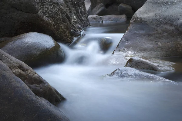 Una Hermosa Vista Las Rocas Arroyo Con Agua Suave Que —  Fotos de Stock