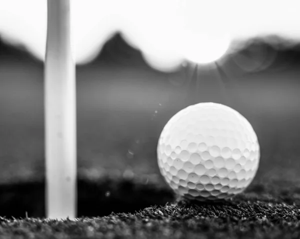 Çimenli Arazideki Deliğin Kenarındaki Beyaz Bir Golf Topunun Yakın Plan — Stok fotoğraf