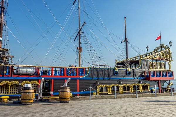 Elbla ポーランド 2021年6月18日 ポーランドのエルブラで晴れた日に海賊船のランドマーク — ストック写真
