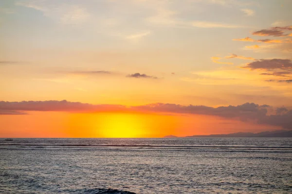 Fascinante Disparo Del Cielo Naranja Atardecer Sobre Mar Bali — Foto de Stock