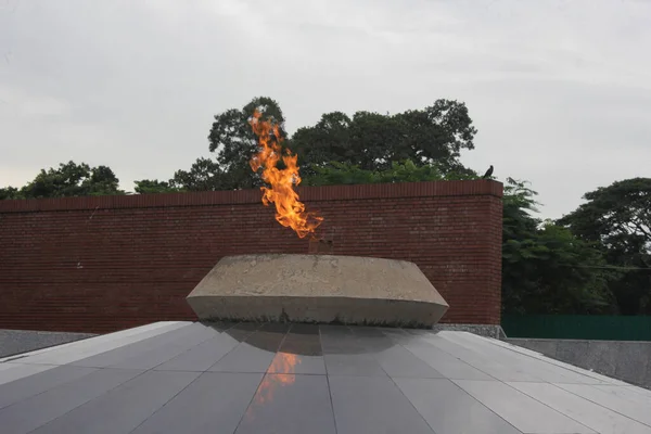 Una Llama Eterna Ardiendo Durante Día — Foto de Stock