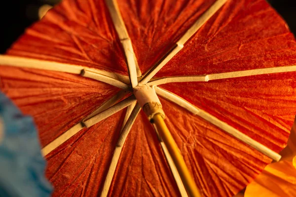 Guarda Chuvas Cores Diferentes Fundo Preto — Fotografia de Stock