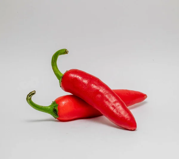 Detailní Záběr Dvě Červené Chilli Papričky Bílém Pozadí — Stock fotografie