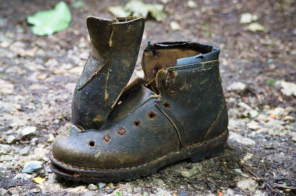 一只旧的 受损的鞋子在户外的特写镜头 — 图库照片