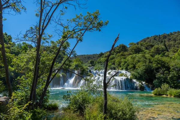 Όμορφο Τοπίο Του Καταρράκτη Που Ρέει Στον Ποταμό Krka Στην — Φωτογραφία Αρχείου