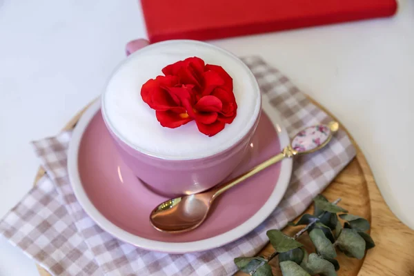 Sebuah Closeup Secangkir Cappuccino Dihiasi Dengan Bunga Atas Piring Atas — Stok Foto