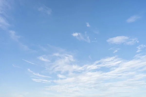Μια Χαμηλή Γωνία Βολής Από Λευκά Σύννεφα Στον Γαλάζιο Ουρανό — Φωτογραφία Αρχείου