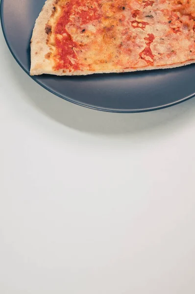 Sebuah Piring Dengan Sepotong Pizza Terisolasi Latar Belakang Putih Ruang — Stok Foto