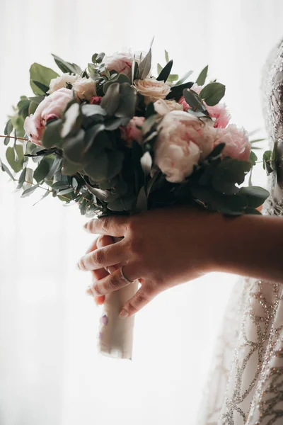 花嫁の手に牡丹の花束の垂直ショット — ストック写真