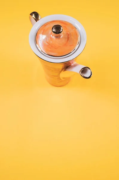 Detail Tenké Oranžové Čajové Konvice Oranžovém Izolovaném Pozadí Volným Prostorem — Stock fotografie