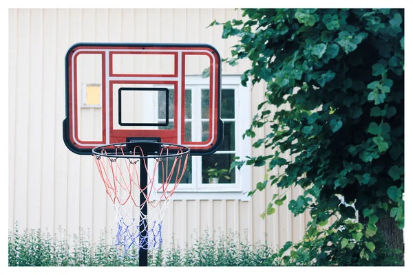 夏にはバスケットボールのフープとバスケットが屋外でスポーツ場のクローズアップショット — ストック写真