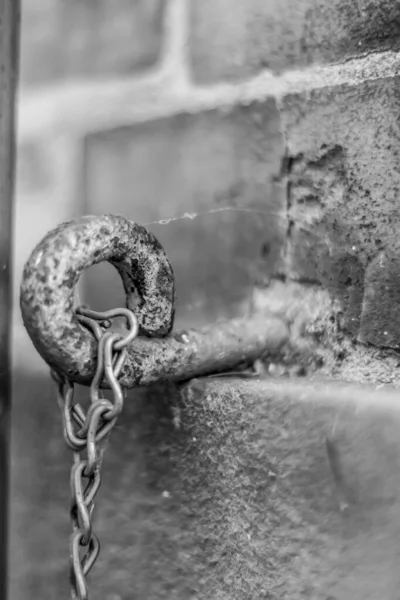 Tiro Vertical Escala Grises Antiguo Gancho Con Una Cadena Una — Foto de Stock