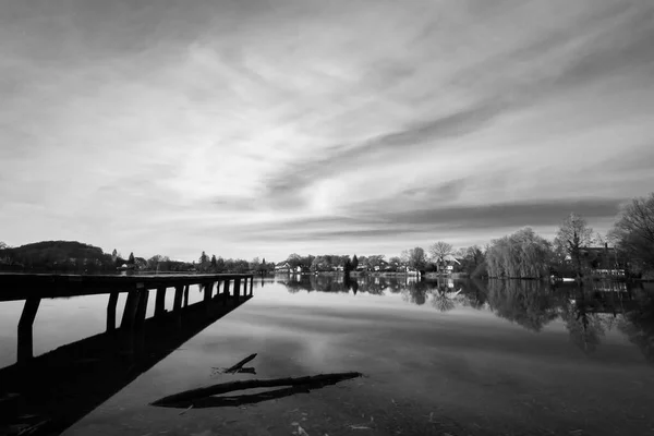 木々に囲まれた湖の桟橋 — ストック写真
