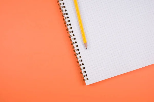 Cuaderno Cuadrícula Lápiz Aislado Sobre Fondo Naranja Con Espacio Libre — Foto de Stock