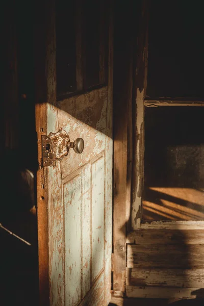 Vertical Shot Old Weathered Wooden Door — Stock Photo, Image