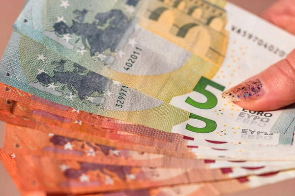 Messa Fuoco Superficiale Una Mano Con Banconote Euro Detenute Sfondo — Foto Stock