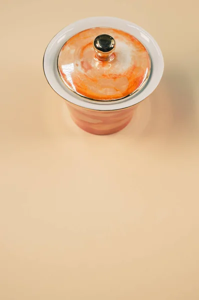 Μια Κορυφαία Άποψη Ενός Πορτοκαλί Καλυμμένου Κυπέλλου Ένα Πορτοκαλί Απομονωμένο — Φωτογραφία Αρχείου