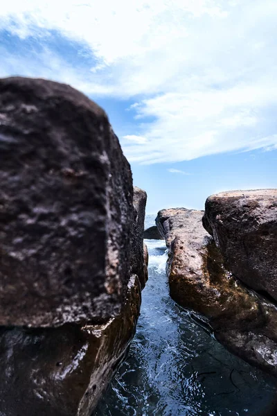 Eine Schöne Aufnahme Eines Meeres Mit Felsen Hintergrund — Stockfoto