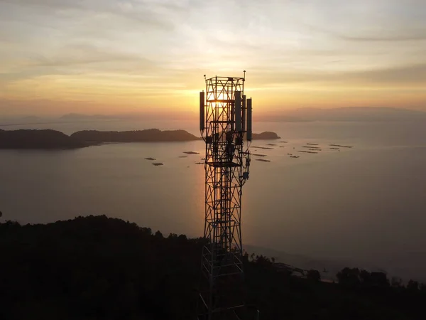 Uma Torre Telecomunicações Numa Colina Costeira Durante Pôr Sol — Fotografia de Stock