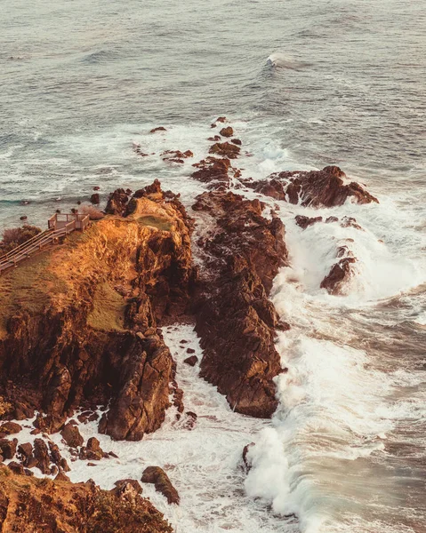 Colpo Verticale Delle Onde Schiumose Che Schiantano Sulle Scogliere Byron — Foto Stock