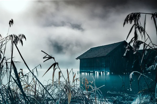 Mirror Lake Wooden House Foggy Weather — Stock Photo, Image