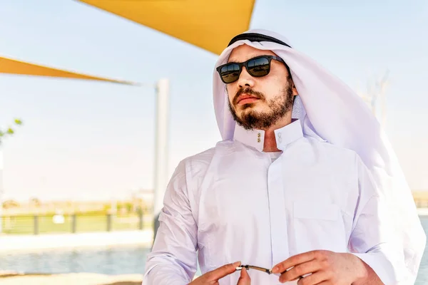 Ett Porträtt Muslimsk Man Traditionella Kläder Mellanöstern — Stockfoto