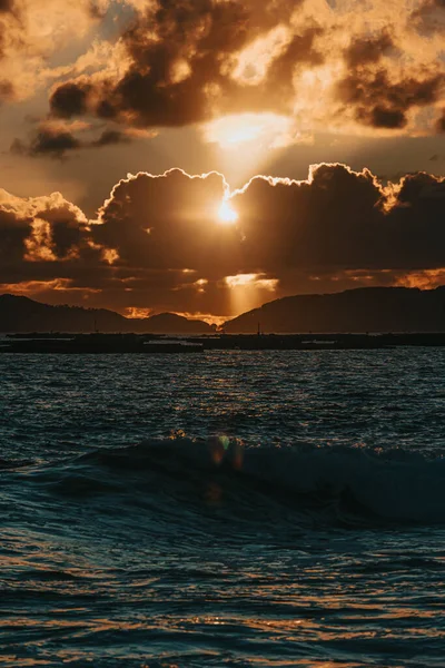 Una Toma Vertical Del Mar Durante Una Puesta Sol Escénica — Foto de Stock