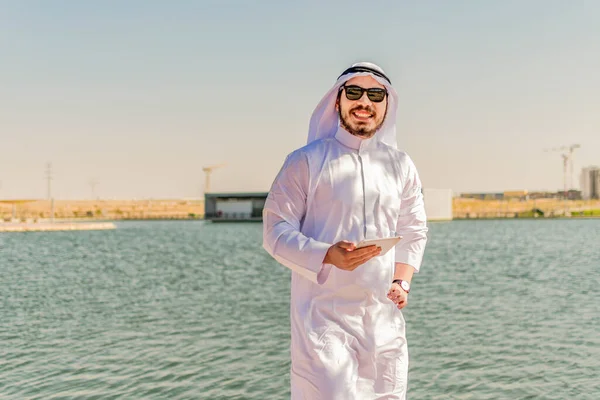 Lycklig Muslim Man Traditionella Kläder Ler Mot Kameran Mellanöstern — Stockfoto