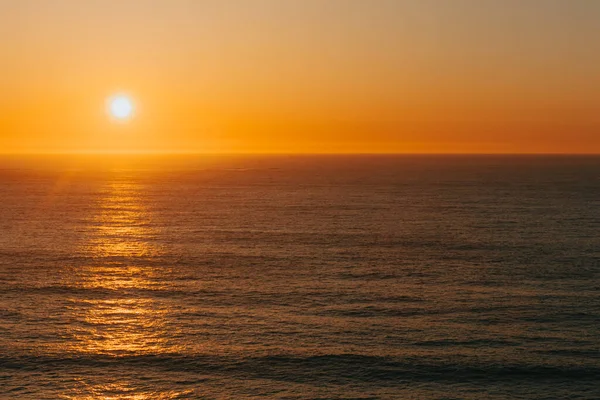 Eine Hochwinkelaufnahme Eines Gewaltigen Farbenfrohen Sonnenuntergangs Über Dem Meer — Stockfoto