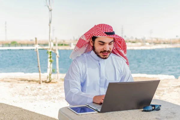 Arabisk Man Som Arbetar Med Bärbar Dator Ett Havsområde Mellanöstern — Stockfoto