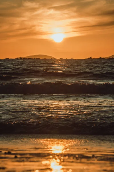 Вертикальный Снимок Бурного Океана Волнами Красивыми Горизонтами Время Заката — стоковое фото