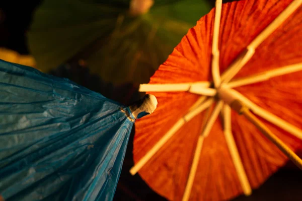 Paraplu Van Verschillende Kleuren Een Zwarte Achtergrond — Stockfoto