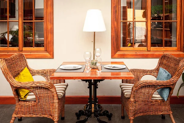 舒适的餐厅氛围 配有两张舒适的扶手椅和一张摆满陶器的桌子 — 图库照片