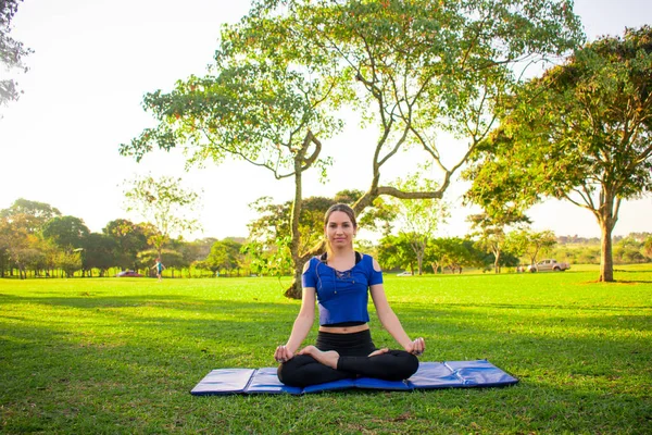 Una Mujer Hispana Haciendo Yoga Matutino Una Naturaleza —  Fotos de Stock