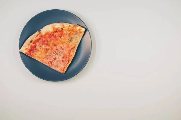 Piatto Con Una Fetta Pizza Isolata Uno Sfondo Bianco Spazio — Foto Stock