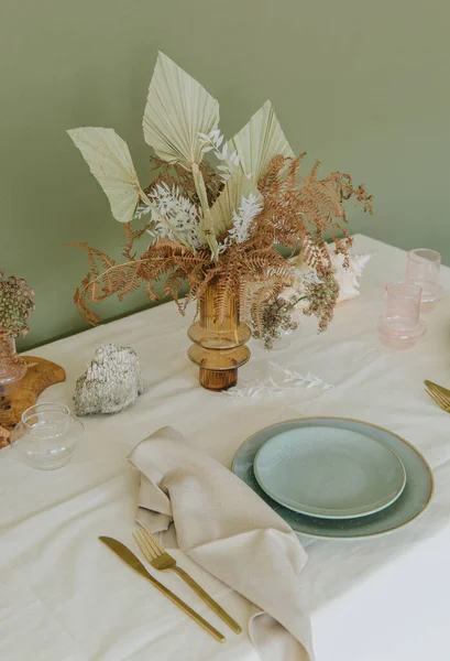 Ett Vackert Dekorerat Bord Med Vas Blommor Och Porslin Den — Stockfoto