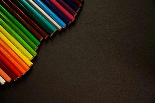 Una Vista Superior Lápices Colores Formando Una Ola Esquina Izquierda — Foto de Stock