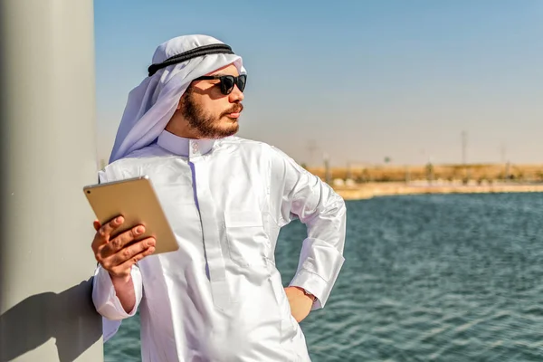 Ett Porträtt Koncentrerad Islamisk Man Traditionella Kläder Med Hjälp Tablett — Stockfoto