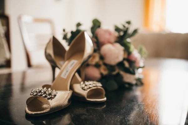 Primer Plano Los Tacones Boda Novia Ramo Peonías Fondo — Foto de Stock