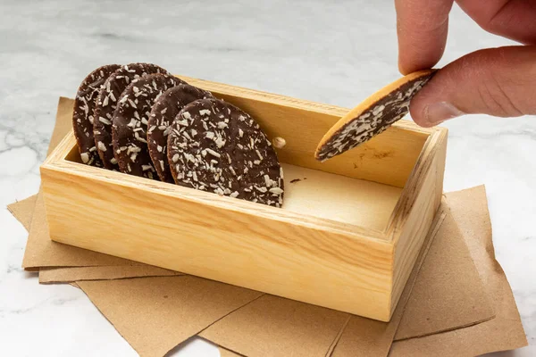 Een Close Shot Van Chocolade Koekjes Een Houten Doos Een — Stockfoto