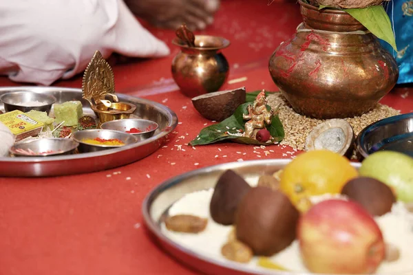 Selective Focus Shot Hindu Religion Ganesha Middle Serve Ware Food — Stock Photo, Image