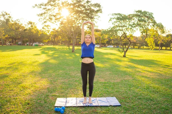 Una Mujer Hispana Haciendo Yoga Matutino Una Naturaleza —  Fotos de Stock
