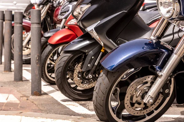 Крупним Планом Знімок Сучасних Класичних Мотоциклів Вулиці — стокове фото